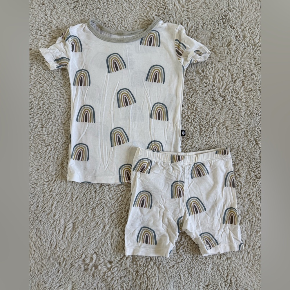 Kyte Baby Short Sleeves Pajamas in Aloe Rainbow - 2T